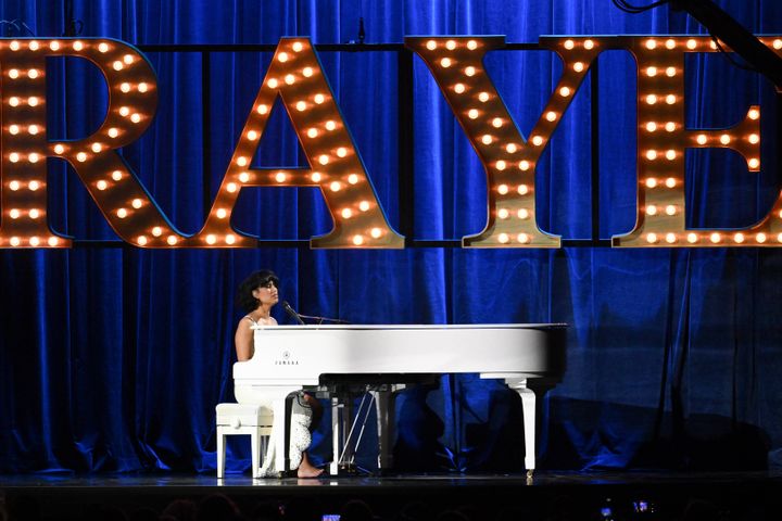 Η Raye στη σκηνή των BRIT Awards 2024, στην O2 Arena, 2 Μαρτίου 2024, Λονδίνο. (Photo by Karwai Tang/WireImage)