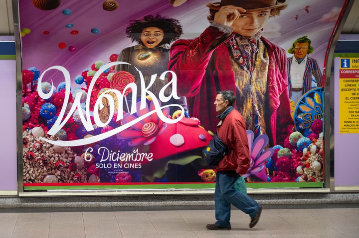 2023年12月に公開された、ティモシー・シャラメ主演の映画『ウォンカとチョコレート工場のはじまり』のポスター