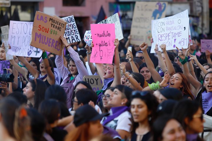 国際女性デーのデモに参加する女性たち（2023年3月8日、チリ・サンティアゴ）