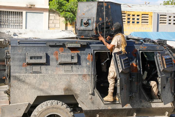 Η αστυνομία κατά τη διάρκεια μιας επιχείρησης κατά των συμμοριών στο Πορτ-ο-Πρενς της Αϊτής, Παρασκευή, 1 Μαρτίου 2024.