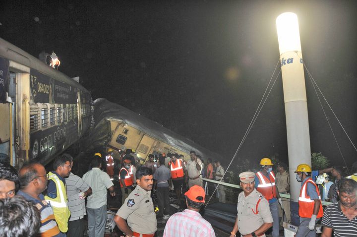 Διασώστες και άλλοι στέκονται μετά τη σύγκρουση δύο επιβατικών τρένων στην περιοχή Vizianagaram, στο κρατίδιο Andhra Pradesh, Ινδία, Κυριακή 29 Οκτωβρίου 2023. Η σύγκρουση συνέβη όταν μια εισερχόμενη αμαξοστοιχία προσέκρουσε σε μια ακινητοποιημένη αμαξοστοιχία, με αποτέλεσμα να εκτροχιαστούν τουλάχιστον τρία βαγόνια.