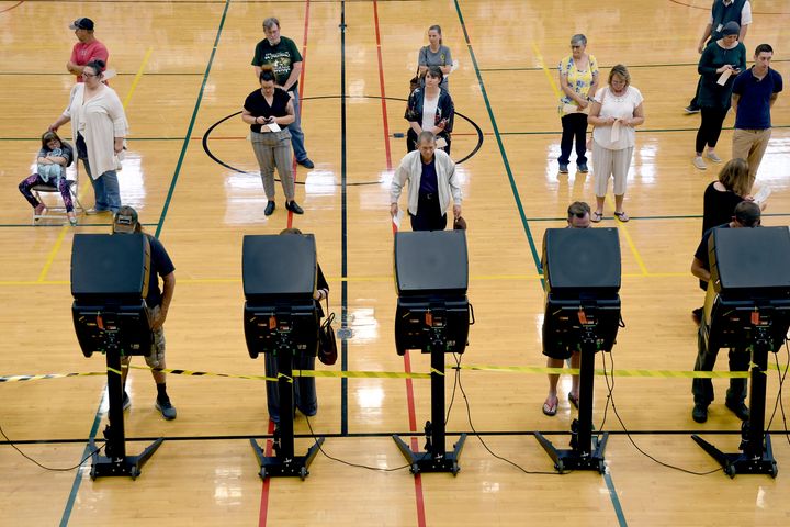 Ψηφοφόροι στις προκριματικές εκλογές των Ρεπουμπλικανών, στο Τσεγιέν του Ουάιο, την Τρίτη, 16 Αυγούστου 2022. (AP Photo/Thomas Peipert)