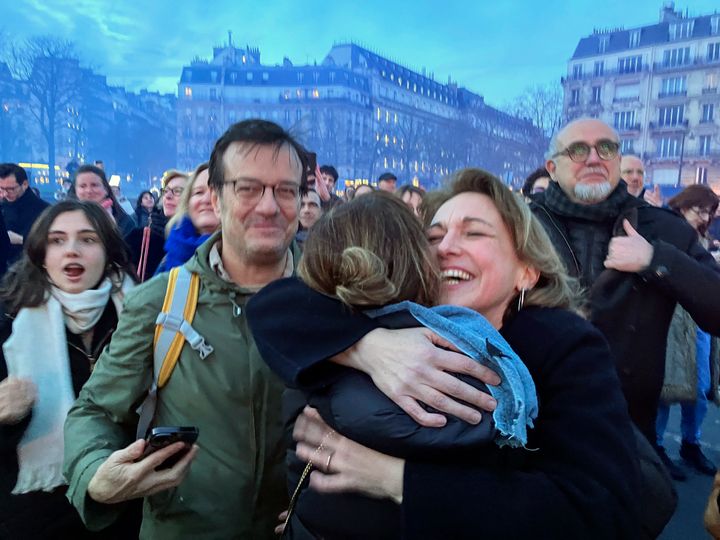 Υποστηρικτές των αμβλώσεων αγκαλιάζονται μετά την έγκριση από τους Γάλλους νομοθέτες ενός νομοσχεδίου που θα κατοχυρώνει το δικαίωμα της γυναίκας στην άμβλωση στο γαλλικό Σύνταγμα, στην πλατεία Τροκαντερό στο Παρίσι, Δευτέρα 4 Μαρτίου 2024.