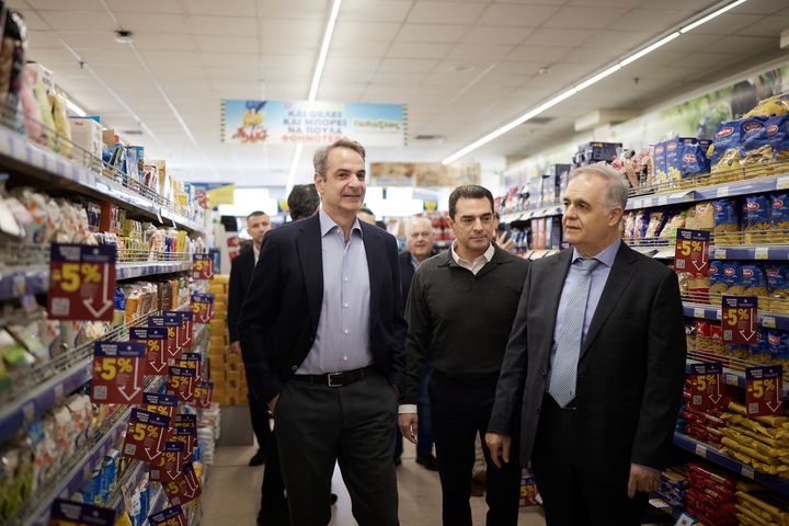 Αιφνιδιαστική επίσκεψη σε σούπερ μάρκετ πραγματοποίησε ο πρωθυπουργός