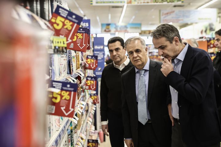 Επίσκεψη του Πρωθυπουργού Κυριάκου Μητσοτάκη σε κατάστημα αλυσίδας σούπερ μάρκετ στην οδό Λένορμαν στην Αθήνα, Τρίτη 5 Μαρτίου 2024. Τον πρωθυπουργό κατά την επίσκεψή του συνόδευε ο υπουργός Ανάπτυξης Κώστας Σκρέκας. (POOL/ΓΙΑΝΝΗΣ ΛΙΑΚΟΣ/EUROKINISSI)