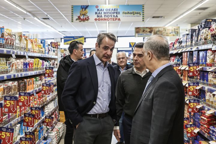 Επίσκεψη του Πρωθυπουργού Κυριάκου Μητσοτάκη σε κατάστημα αλυσίδας σούπερ μάρκετ στην οδό Λένορμαν στην Αθήνα, Τρίτη 5 Μαρτίου 2024. Τον πρωθυπουργό κατά την επίσκεψή του συνόδευε ο υπουργός Ανάπτυξης Κώστας Σκρέκας. (POOL/ΓΙΑΝΝΗΣ ΛΙΑΚΟΣ/EUROKINISSI)