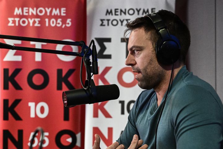 Ο πρόεδρος του ΣΥΡΙΖΑ-Προοδευτική Συμμαχία στην εκπομπή της Ευγενίας Λουπάκη, "Allegro Μα Με Τρόπο", στον ραδιοφωνικό σταθμό "105,5 Στο Κόκκινο", Δευτέρα 20 Νοεμβρίου 2023. Ο Στέφανος Κασσελάκης απάντησε στα ερωτήματα που έθεσαν οι ακροατές του ραδιοφωνικού σταθμού. (ΤΑΤΙΑΝΑ ΜΠΟΛΑΡΗ/EUROKINISSI) (ΤΑΤΙΑΝΑ ΜΠΟΛΑΡΗ/EUROKINISSI)