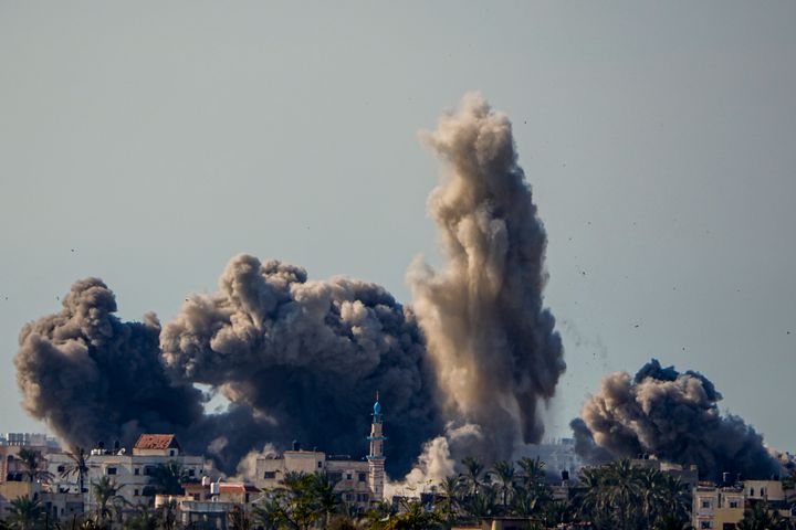 دخان وانفجار ناجم عن القصف الإسرائيلي داخل قطاع غزة، كما يظهر من جنوب إسرائيل، الأحد، 11 فبراير، 2024.