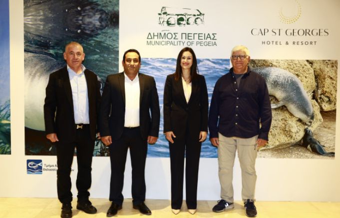 Ο CEO του Ομίλου ”Korantina Homes” Γιώργος Ιωάννου με τον Δήμαρχο Πέγειας Μαρίνο Λάμπρου, την Υπουργό Γεωργίας, Αγροτικής Ανάπτυξης και Περιβάλλοντος της Κύπρου Μαρία Παναγιώτου και τον Θαλάσσιο Βιολόγο και Πρόεδρο της Εταιρείας για τη Μελέτη και Προστασία της Μεσογειακής Φώκιας “MOm Greece” Δρ. Πάνο Δενδρινό