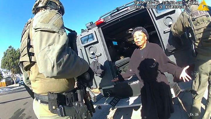 Αυτή η εικόνα που προέρχεται από το υλικό από τις κάμερες της αστυνομίας του Ντένβερ, το οποίο παραχωρήθηκε από την Αμερικανική Ένωση Πολιτικών Ελευθεριών του Κολοράντο, δείχνει τη Ruby Johnson, μια 78χρονη γυναίκα από το Κολοράντο, περιτριγυρισμένη από αστυνομικούς των SWAT, στις 4 Ιανουαρίου 2022, στο Κολοράντο.