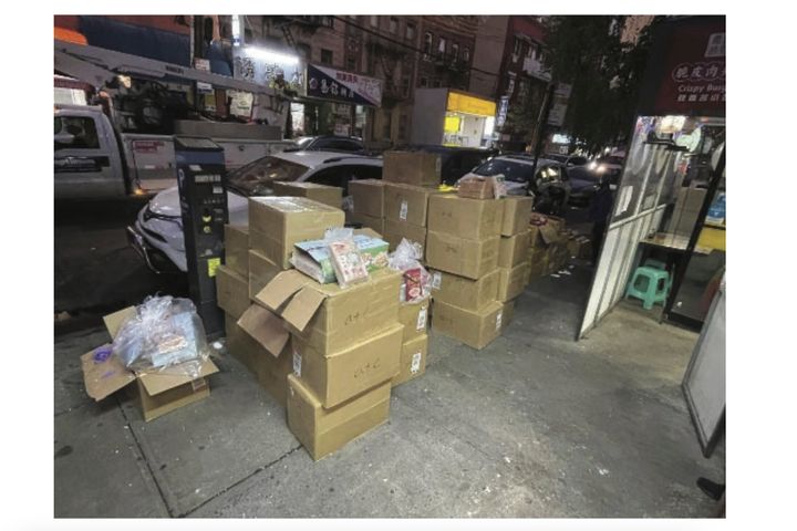 Αυτή η φωτογραφία του Νοεμβρίου του 2022 που παραχωρήθηκε από το γραφείο του εισαγγελέα των Ηνωμένων Πολιτειών, δείχνει κουτιά στη Νέα Υόρκη που περιέχουν παράνομο φορτίο εντέρων πάπιας και χήνας από την Κίνα.