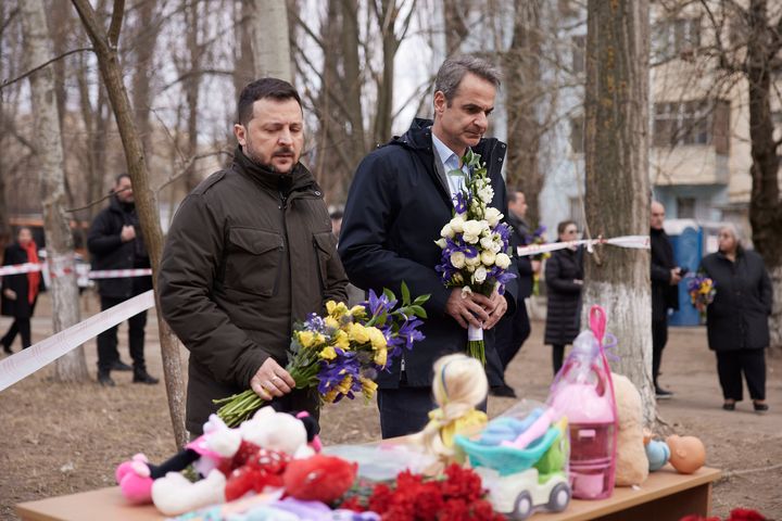 Λίγα λουλούδια από τους δύο ηγέτες στο σημείο που έχασαν αθώοι άνθρωποι τη ζωή τους μετά από ρωσική πυραυλική επίθεση