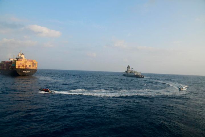 Αυτή η φωτογραφία που κοινοποιήθηκε από το ινδικό ναυτικό στην πλατφόρμα X δείχνει μια ομάδα πυρόσβεσης από το πλοίο INS Kolkata του ινδικού ναυτικού να ανταποκρίνεται σε πυρκαγιά στο εμπορικό πλοίο MSC Sky II με σημαία Λιβερίας που προκλήθηκε λόγω υποψίας επίθεσης με μη επανδρωμένο αεροσκάφος/πυραύλους στον Κόλπο του Άντεν, την Τρίτη 5 Μαρτίου 2024.