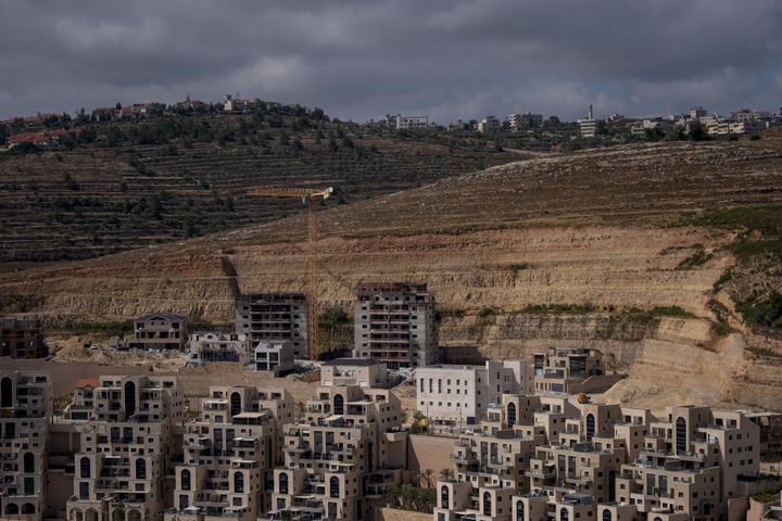 ΑΡΧΕΙΟ - Η φωτογραφία δείχνει ένα εργοτάξιο κατασκευής νέων κατοικιών στον ισραηλινό οικισμό Givat Ze'ev στη Δυτική Όχθη, Δευτέρα 18 Ιουνίου 2023. Ο πληθυσμός των ισραηλινών εποίκων στην κατεχόμενη Δυτική Όχθη αυξήθηκε σχεδόν κατά 3% το 2023, σύμφωνα με μια νέα έκθεση που βασίζεται σε πληθυσμιακές στατιστικές της ισραηλινής κυβέρνησης.