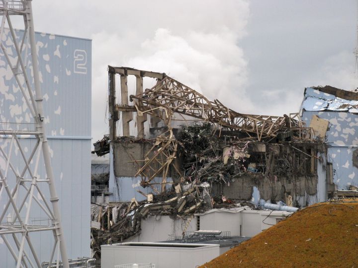 水素爆発で原子炉建屋が大破した東京電力福島第1原発3号機。爆発の翌日、東電社員が撮影した＝2011年3月15日（東京電力提供）