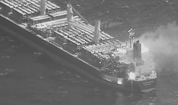 Το πλοίο True Confidence μετά την επίθεση. Εικόνες που έδωσε στην δημοσιότητα το αμερικανικό Π.Ν. 