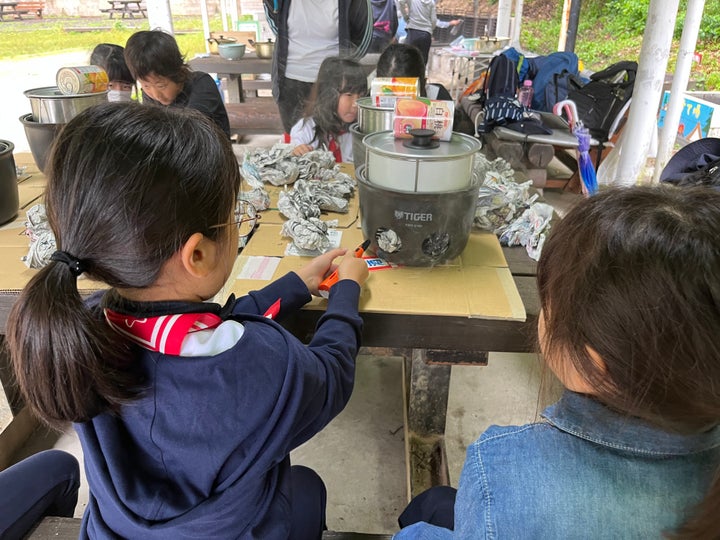 イベントで子どもたちが炊飯体験をする様子