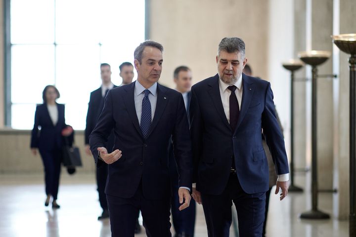Μήνυμα στο Κρεμλίνο έστειλε ο Κυριάκος Μητσοτάκης κατά την ομιλία του στο συνέδριο του ΕΛΚ. Στο στιγμιότυπο ο Πρωθυπουργός, με τον ομόλογο του της Ρουμανίας