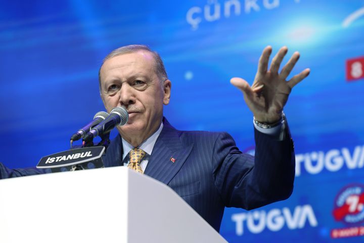Ο Τούρκος πρόεδρος Ρετζέπ Ταγίπ Ερντογάν εκφωνεί ομιλία καθώς παρευρίσκεται στην 7η Συνάντηση Νέων που διοργανώνει το Ίδρυμα Νεολαίας Τουρκίας (TUGVA) στο Sinan Erdem Dome στην Κωνσταντινούπολη, Τουρκία, στις 08 Μαρτίου 2024.