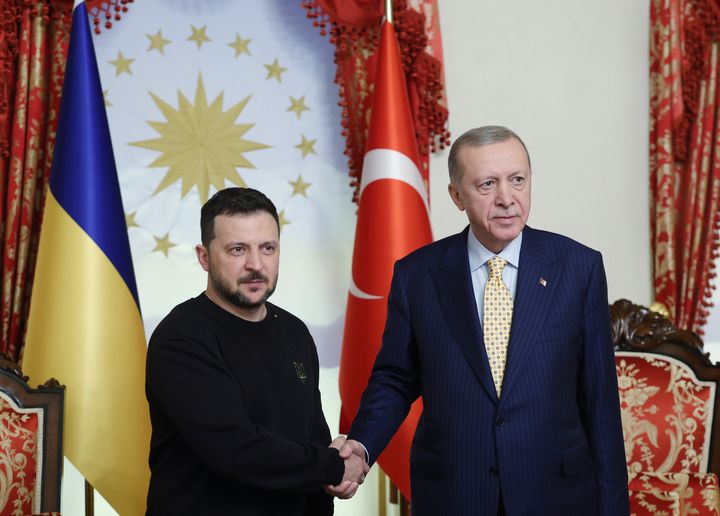 Ο Τούρκος Πρόεδρος Ρετζέπ Ταγίπ Ερντογάν (Δ) συναντά τον Ουκρανό Πρόεδρο Βολοντίμιρ Ζελένσκι (Α) στο Προεδρικό Γραφείο Εργασίας Dolmabahce στην Κωνσταντινούπολη, Τουρκία, στις 08 Μαρτίου 2024.