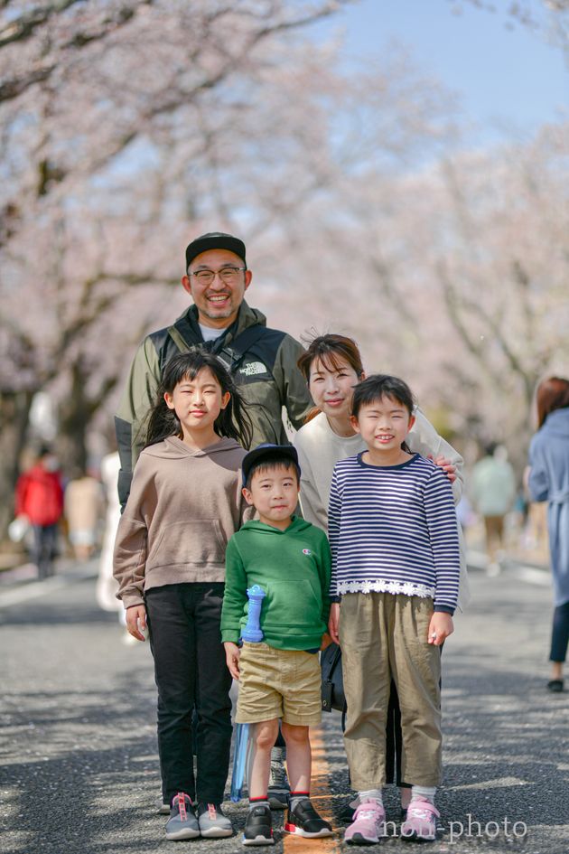 家族写真（2021年撮影、夜の森の桜並木で）