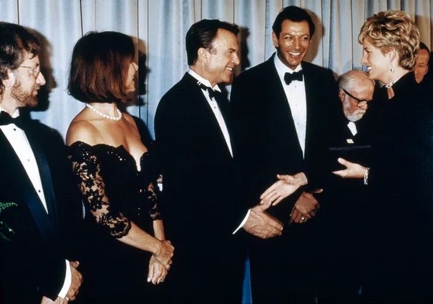 1993年の『ジュラシックパーク』上映会でダイアナ妃と握手するサム・ニールさんと、笑顔を見せる共演者のジェフ・ゴールドブラムさん。スティーブン・スピルバーグ監督と配偶者である俳優のケイト・キャプショーさんも左に見える。