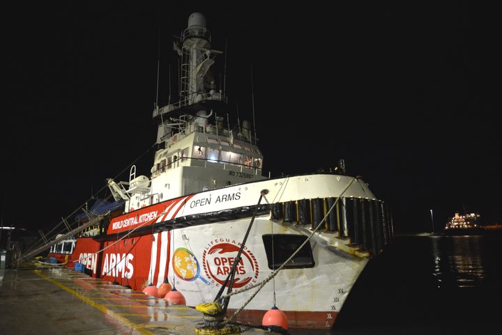 Το πλοίο που ανήκει στην ομάδα βοήθειας Open Arms ετοιμάζεται να μεταφέρει περίπου 200 τόνους ρυζιού και αλεύρι απευθείας στη Γάζα, στο λιμάνι της Λάρνακας, Κύπρος, Παρασκευή 8 Μαρτίου 2024.