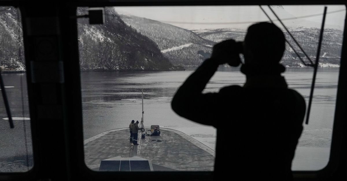 I de største NATO-øvelsene siden den kalde krigen «ødelegger» fregatten ubåt utenfor Norge