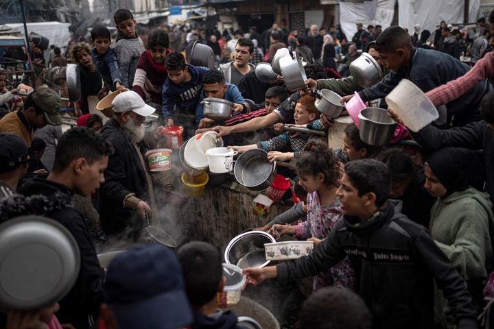 Παλαιστίνιοι σχηματίζουν ουρά για ένα δωρεάν γεύμα στη Ράφα, στη Λωρίδα της Γάζας, Πέμπτη, 21 Δεκεμβρίου 2023.