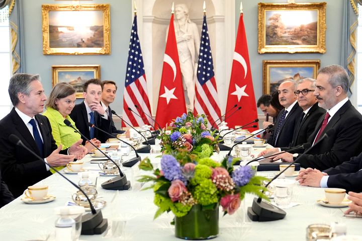 Ο υπουργός Εξωτερικών Antony Blinken, αριστερά, μιλάει κατά τη διάρκεια συνάντησης με τον Τούρκο υπουργό Εξωτερικών Hakan Fidan, δεξιά, στο Στέιτ Ντιπάρτμεντ στην Ουάσιγκτον, Παρασκευή 8 Μαρτίου 2024.