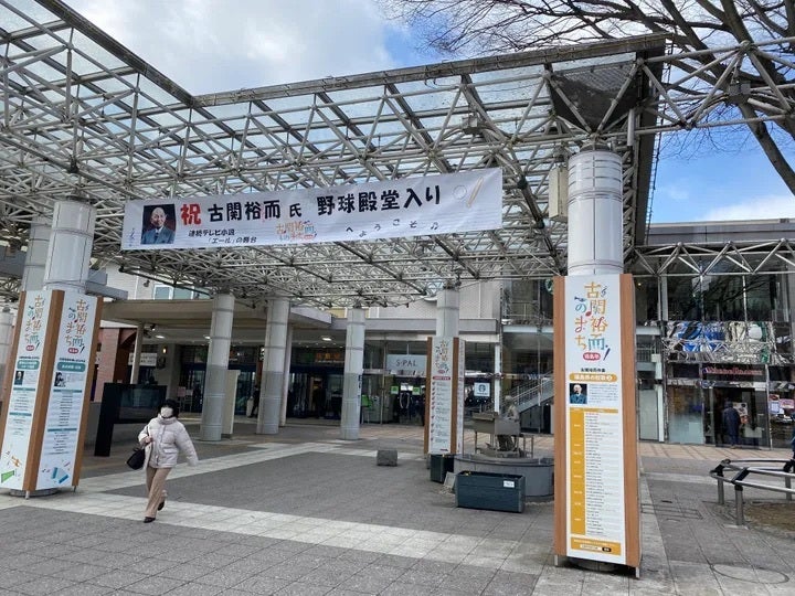 福島駅前には古関裕而のモニュメントがある