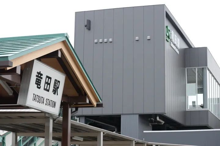 楢葉町の竜田駅。奥が現在使われている新駅舎