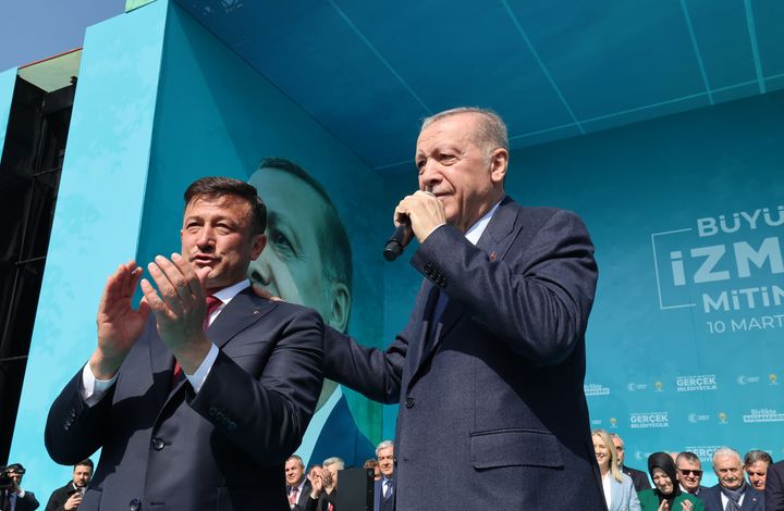 Ο Τούρκος πρόεδρος και ηγέτης του Κόμματος Δικαιοσύνης και Ανάπτυξης (AK) Ρετζέπ Ταγίπ Ερντογάν (Δ) μιλάει κατά τη διάρκεια συγκέντρωσης του κόμματός του στη Σμύρνη πριν από τις δημοτικές εκλογές στην πλατεία Gundogdu στη Σμύρνη της Τουρκίας στις 10 Μαρτίου 2024.