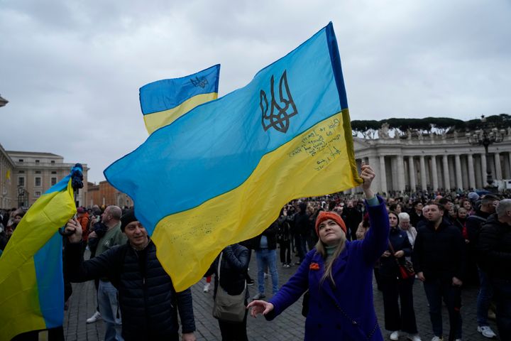 Άνθρωποι ανεμίζουν ουκρανικές σημαίες πριν από την προσευχή του Πάπα Φραγκίσκου το μεσημέρι με θέα την πλατεία του Αγίου Πέτρου, στο Βατικανό, Κυριακή 10 Μαρτίου 2024.