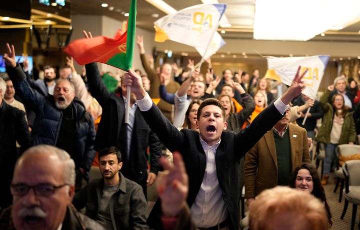 Υποστηρικτές του κεντροδεξιού κόμματος συνασπισμού Δημοκρατική Συμμαχία αντιδρούν μετά την ανακοίνωση των πρώτων αποτελεσμάτων στα κεντρικά γραφεία του κόμματός τους στη Λισαβόνα, Κυριακή 10 Μαρτίου 2024.