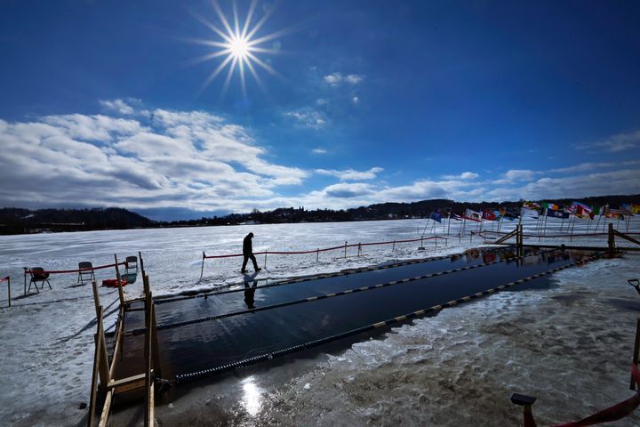 ΑΡΧΕΙΟ - Ο Greg O'Connor κάνει έλεγχο ασφαλείας πριν από τον αγώνα 200 μέτρων ελεύθερου στυλ στο φεστιβάλ χειμερινής κολύμβησης στην παγωμένη λίμνη Memphremagog, 23 Φεβρουαρίου 2024, στο Newport, Vt. Οι ομοσπονδιακοί μετεωρολόγοι την Παρασκευή, 8 Μαρτίου, το ανέφεραν επισήμως: Είναι ο θερμότερος χειμώνας των ΗΠΑ που έχει καταγραφεί με διαφορά. (AP Photo/Charles Krupa, File)