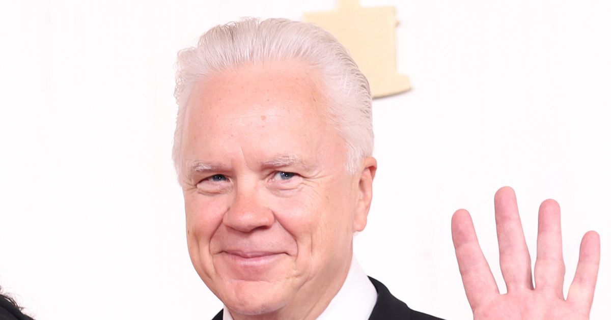 Tim Robbins' 2-Word Slip Gets Major Laughs On Oscars Stage