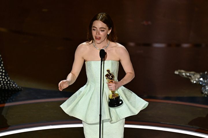 Emma Stone was overwhelmed while accepting the Best Actress Oscar.