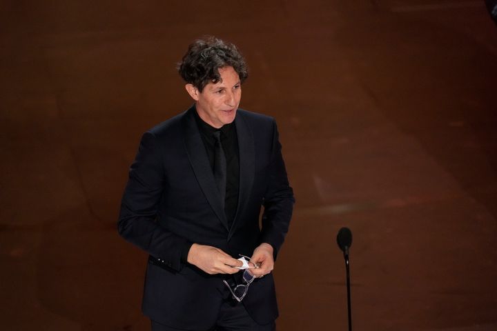 映画『関心領域』で、米アカデミー賞の国際長編映画賞を受賞し、スピーチするジョナサン・グレイザー監督（2024年3月10日）