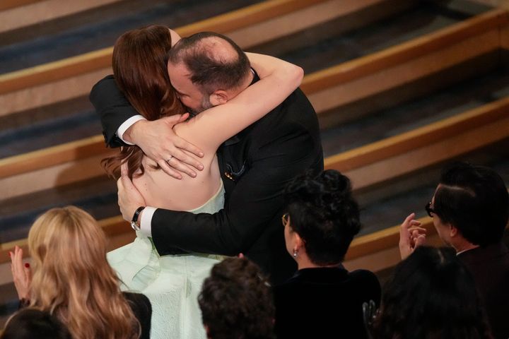 Η Έμμα Στόουν στην αγκαλιά του Γιώργου Λάνθιμου πριν ανέβει στη σκηνή για να παραλάβει το Όσκαρ. (AP Photo/Chris Pizzello)