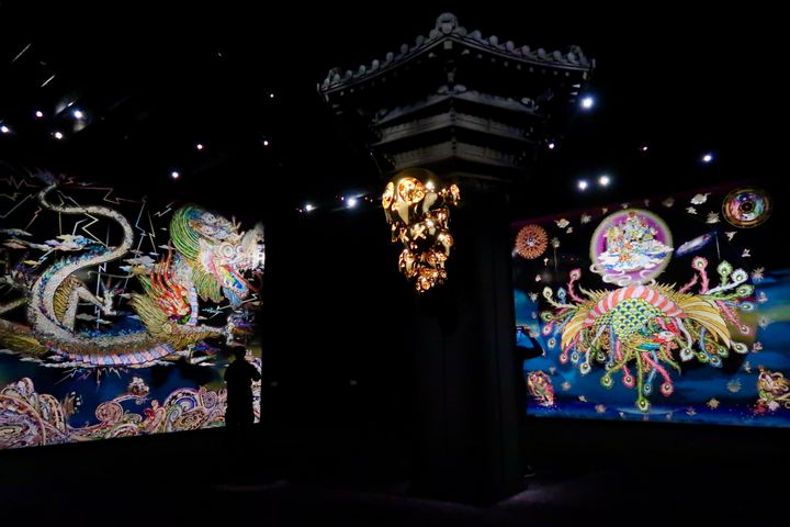 「村上隆 もののけ 京都」展示風景より、平安京の守護神をテーマにした「四神と六角螺旋堂」の部屋。左（東側）が青龍、右（南側）が朱雀。