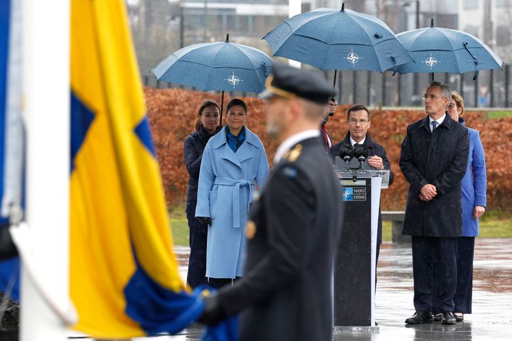 Στην Έδρα του ΝΑΤΟ λίγο πριν την έπαρση της σουηδικής σημαίας. Από τα αριστερά προς τα δεξιά Η πριγκίπισσα Βικτώρια, ο Σουηδός πρωθυπουργόςΟυλφ Κίρστερσον, ο Γενικός Γραμματέας του ΝΑΤΟ