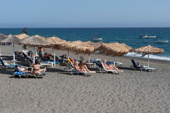 Μύρτος νότια Κρήτη, Ελλάδα, Ευρώπη, Παραθεριστές που κάνουν ηλιοθεραπεία στην παραλία στη νότια ακτή του Μύρτου της Κρήτης, Ελλάδα. (Photo by: Peter Titmuss/UCG/Universal Images Group via Getty Images)