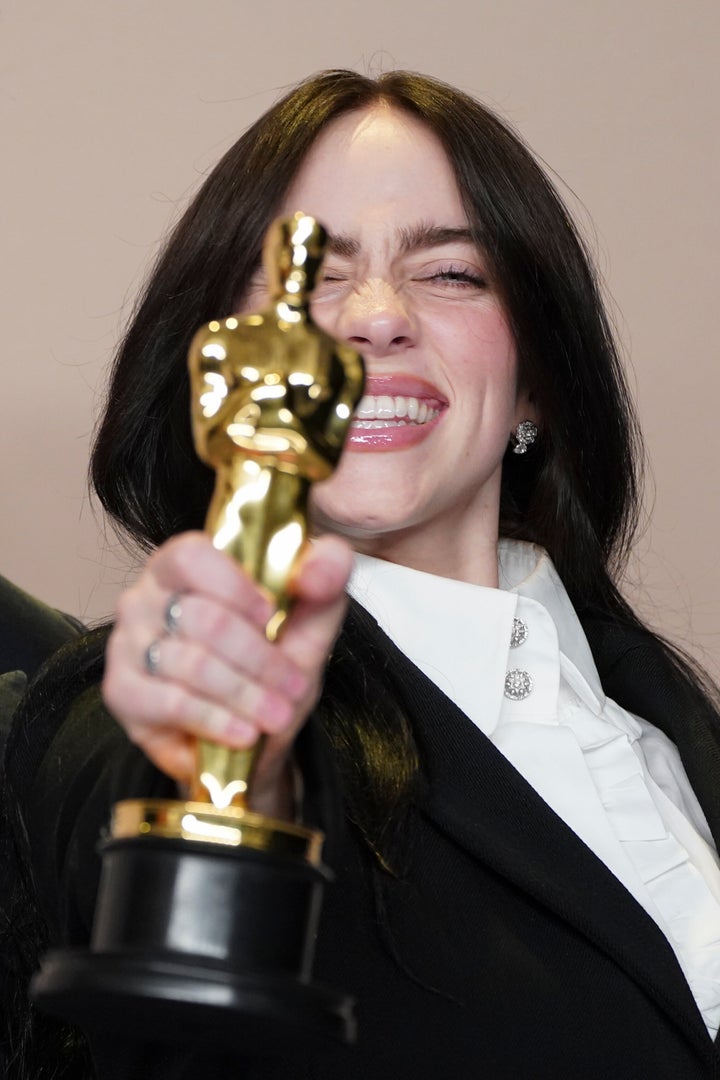 Η Billie Eilish ποζάρει στην αίθουσα τύπου με το βραβείο καλύτερου πρωτότυπου τραγουδιού για το "What Was I Made For?" από την «Barbie» στα Όσκαρ την Κυριακή 10 Μαρτίου 2024, στο Dolby Theatre στο Λος Άντζελες. (Photo by Jordan Strauss/Invision/AP)