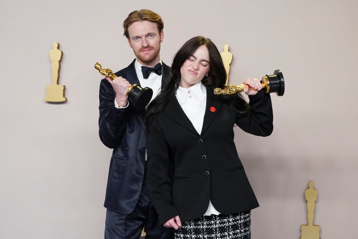 Ο Finneas O'Connell, αριστερά, και η Billie Eilish ποζάρουν στην αίθουσα τύπου με το βραβείο καλύτερου πρωτότυπου τραγουδιού για το "What Was I Made For?" από την «Barbie» στα Όσκαρ την Κυριακή 10 Μαρτίου 2024, στο Dolby Theatre στο Λος Άντζελες. (Photo by Jordan Strauss/Invision/AP)