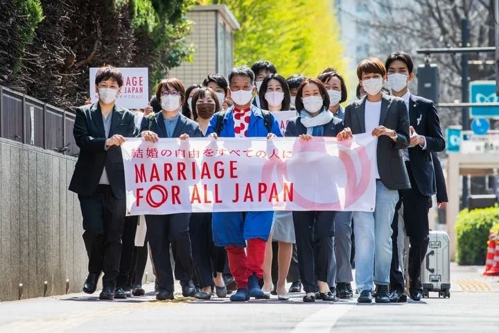 「結婚の平等」東京2次訴訟の原告と弁護団。2021年3月26日に提訴した時の入廷行動