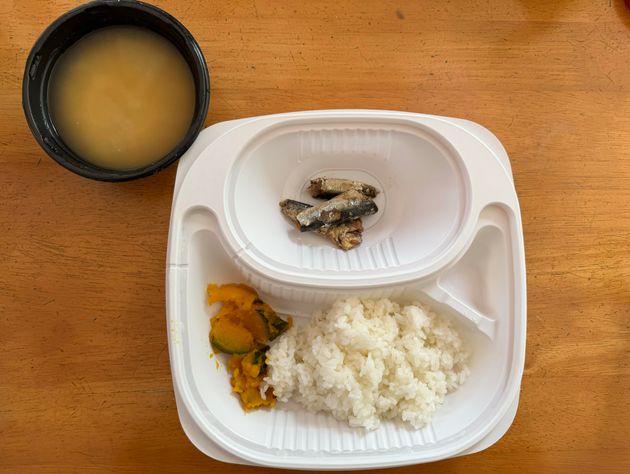 3月4日の炊き出し。小魚とかぼちゃの煮物、コメ、味噌汁