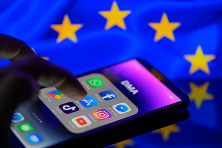 Τα εικονίδια εφαρμογών των διαδικτυακών πλατφορμών Google, Facebook, LinkedIn, Amazon, Apple Store και TikTok εμφανίζονται σε smartphone με αφορμή το Νόμο της ΕΕ για την Ψηφιακή Αγορά (DMA) σε αυτήν τη φωτογραφία που τραβήχτηκε στις Βρυξέλλες, στο Βέλγιο, στις 17 Φεβρουαρίου 2024. (Photo by Jonathan Raa/NurPhoto via Getty Images)