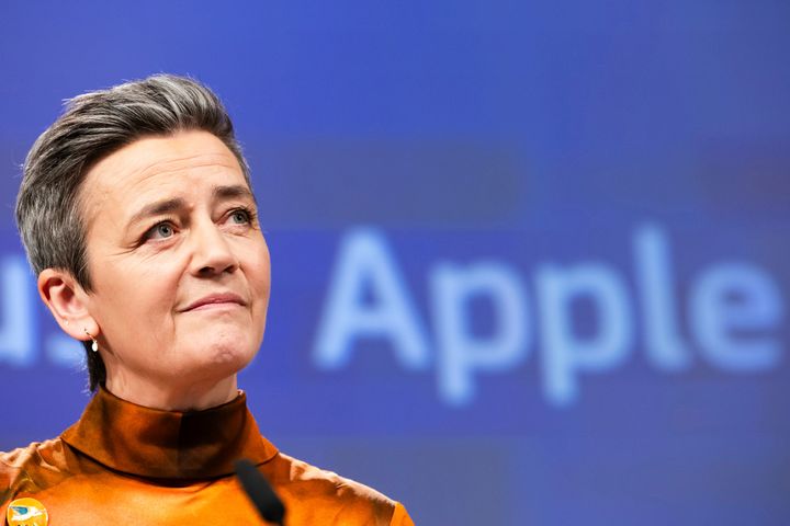Η αντιπρόεδρος της Επιτροπής της ΕΕ Margrethe Vestager απευθύνεται στα μέσα ενημέρωσης με θέμα τις υπηρεσίες Apple Music στα κεντρικά γραφεία της ΕΕ στις Βρυξέλλες, Δευτέρα, 4 Μαρτίου 2024. Η Vestager απευθύνθηκε στα μέσα ενημέρωσης αφού το μπλοκ των 27 εθνών επέβαλε τεράστιο πρόστιμο 1,8 δισεκατομμυρίων στην Apple για φερόμενη κατάχρηση της κυρίαρχης θέσης που κατέχει η εταιρεία στην αγορά σε σχέση με τις υπηρεσίες ροής μουσικής. (AP Photo/Geert Vanden Wijngaert)