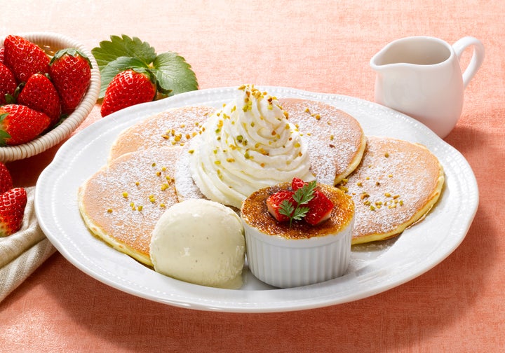 ロイヤルホストの「パンケーキ&苺のプチブリュレ」